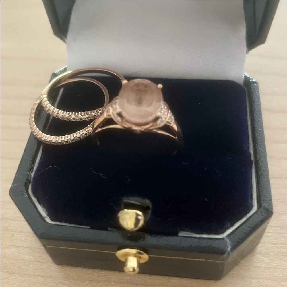 Morganite engagement ring set in rose gold - Picture 2 of 5